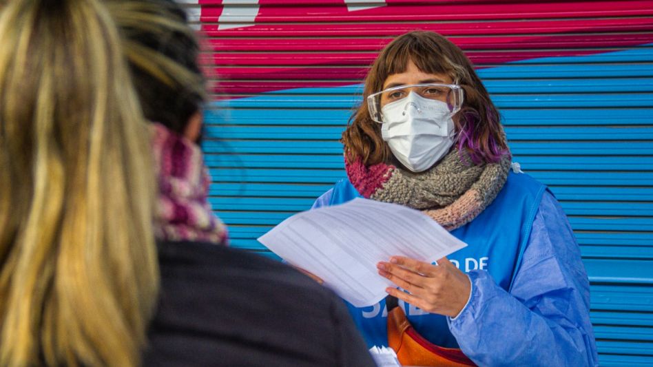 Las promotoras de salud avanzando ayer con la inscripción para la campaña de vacunación contra el COVID-19.