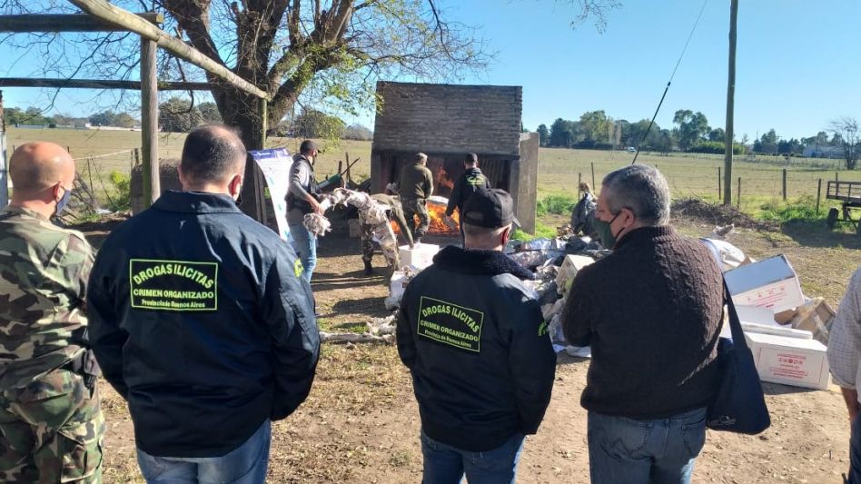 Unos 300 kilos de marihuana se incineraron ayer en la sede del Comando de Prevención Rural. FOTOS: FISCALÍA GENERAL AZUL