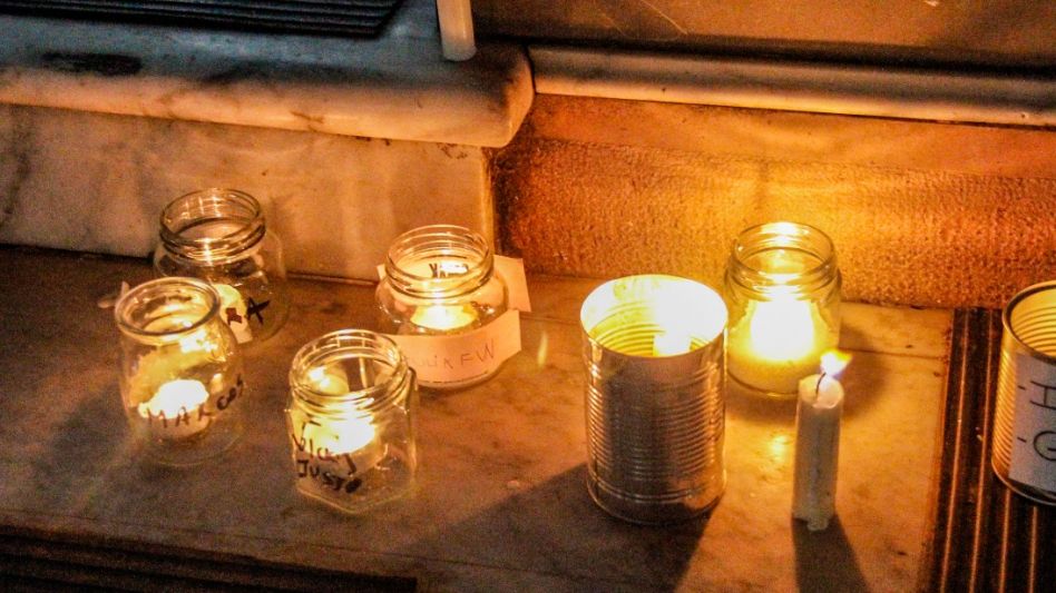 Velas sobre la escalera de ingreso al Palacio Municipal para pedir por la vuelta de las clases presenciales.      ANGIE DÍAZ JACQUOT 