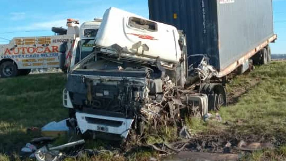 Choque y vuelco de dos camiones en Ruta 3
