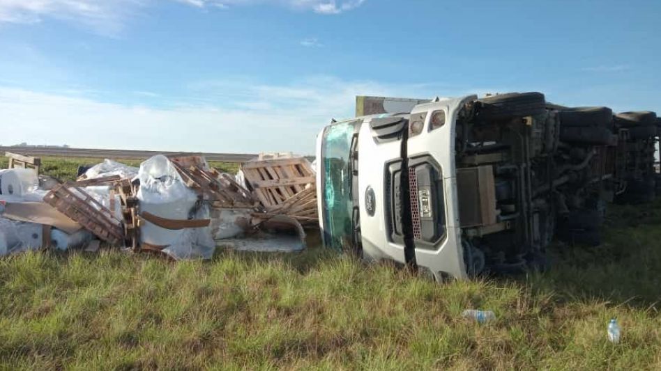 Choque y vuelco de dos camiones en Ruta 3