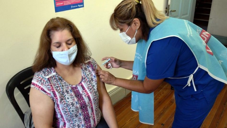 La Provincia acelera turnos de vacunación para docentes por la vuelta de la presencialidad