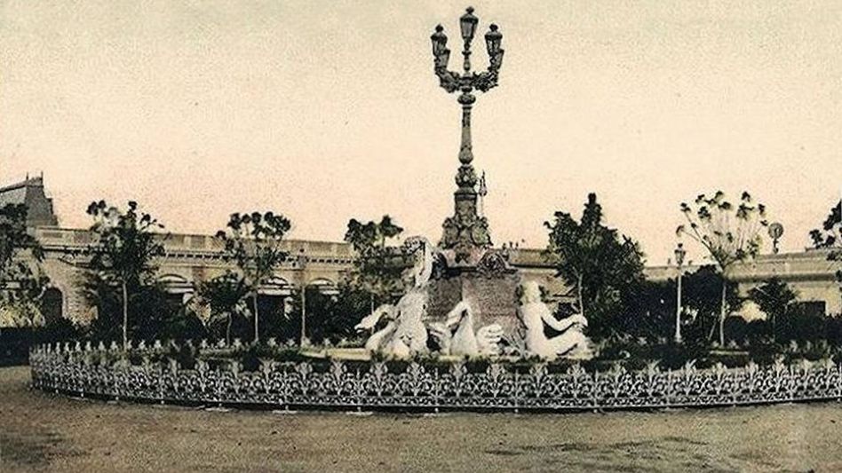 El paisajista francés Carlos Thays fue el encargado de remodelar la Plaza Colón de Azul a comienzos del siglo XX. 