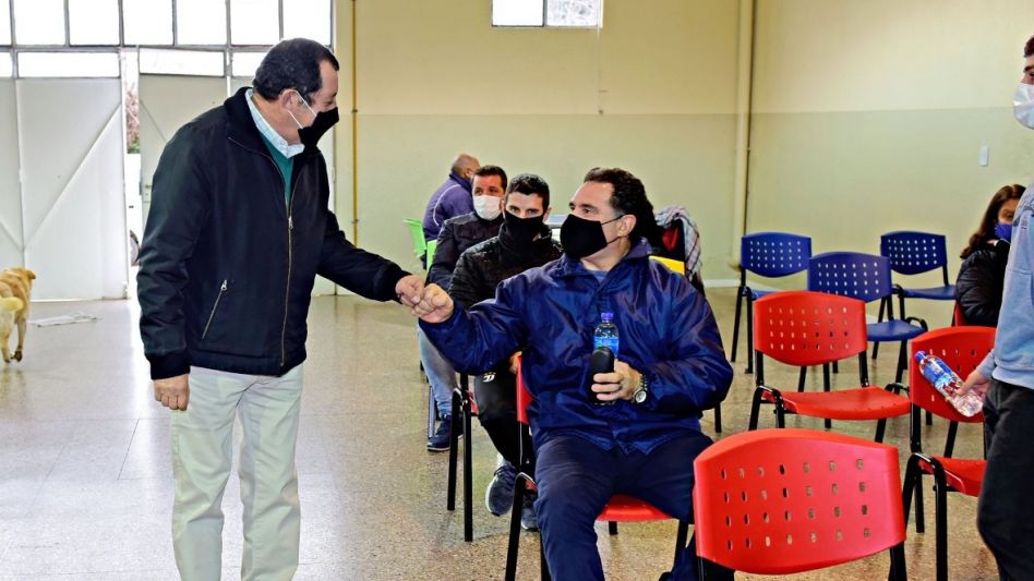 El Intendente municipal Julio Cesar Marini recorrió diferentes instituciones de Barker y Villa Cacique.
