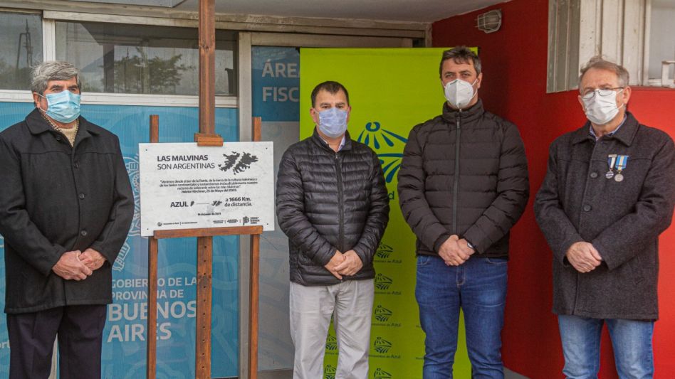 El Subsecretario de Transporte de la provincia, Alejo Supply, el intendente Hernán Bertellys e integrantes del Centro de Veteranos de Guerra ?Callvú Leovú?. PRENSA MUNICIPAL 