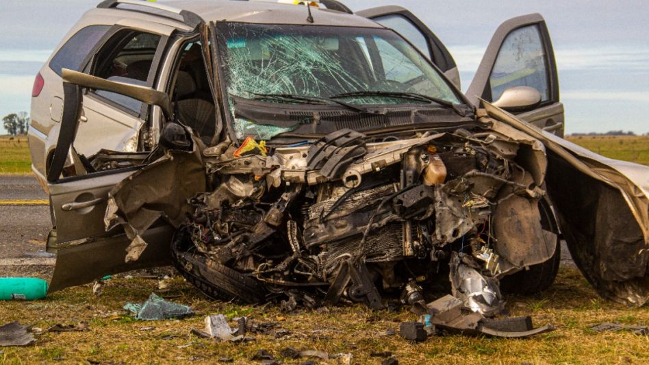 Sobre una curva, a la altura del kilómetro 282 de la Ruta 3, hace cuatro días sucedió este accidente. Una mujer que resultara herida murió el domingo. FOTOS: NICOLÁS MURCIA