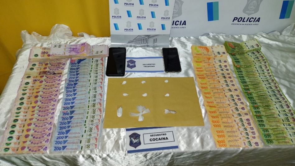 Cocaína fraccionada en envoltorios de nylon, dinero en efectivo y teléfonos celulares.DROGAS ILÍCITAS AZUL/PBA