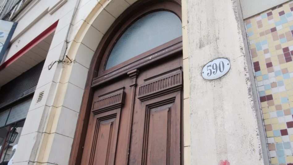 Un inmueble ubicado sobre la calle De Paula, en la zona céntrica de Azul, el lugar donde el primer día del mes de agosto de 2016 se produjo el incidente. NICOLÁS MURCIA