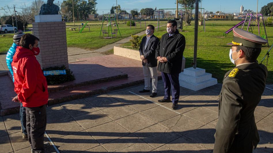 Hace tres días se cumplieron doscientos años del paso a la inmortalidad del general Martín Miguel de Güemes. El gran caudillo salteño fue homenajeado en el barrio de Azul que lleva su nombre. ARCHIVO