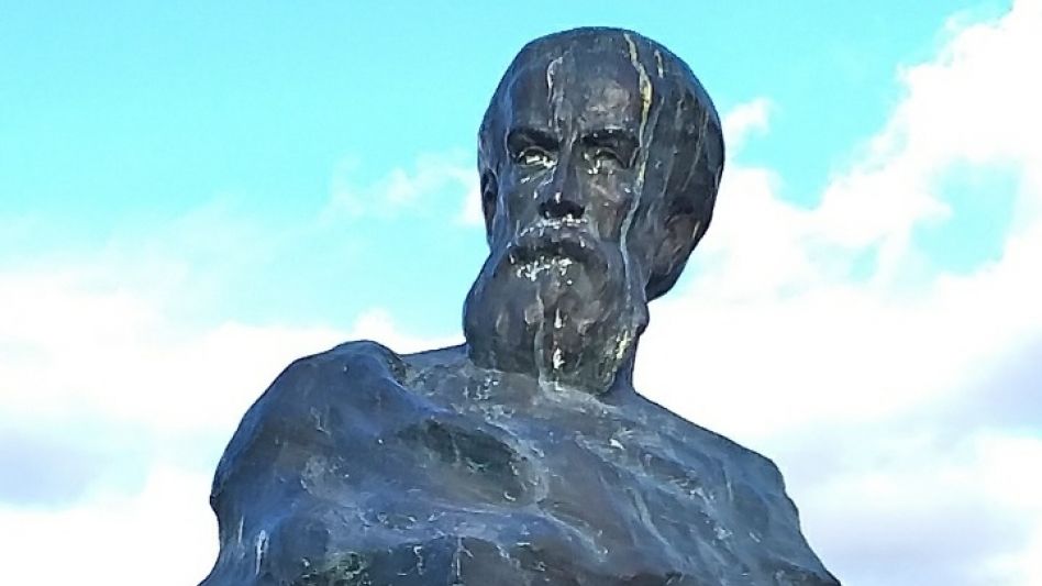 Martín Miguel de Güemes: en la Plaza del Barrio que lleva su nombre está emplazado el busto que le rinde homenaje.