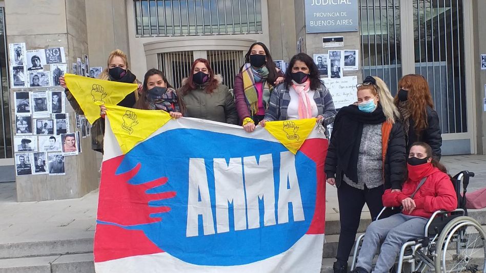 Integrantes de AMMA, anteayer, llevaron adelante una nueva pegatina en el ingreso al Palacio de Justicia.  GENTILEZA AMMA