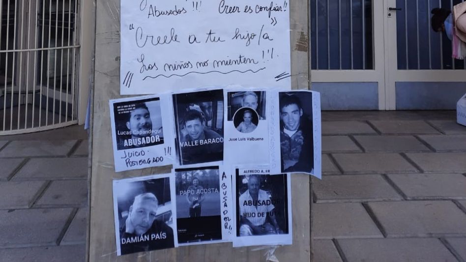 Los afiches con las caras de algunos de los acusados o denunciados en causas de abuso sexual y violencia de género. GENTILEZA AMMA