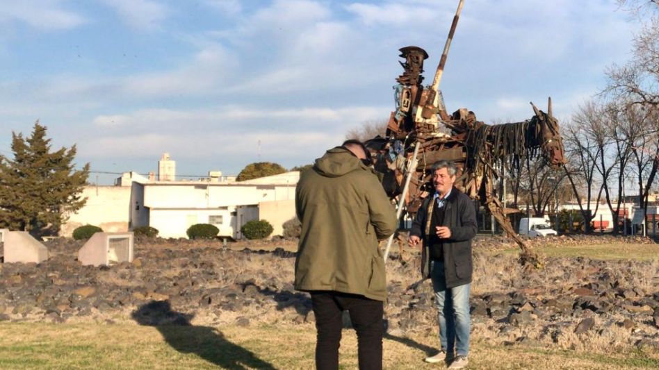 Daniel Balmaceda con su equipo de producción en plena grabación para el programa de TV.   LAURA MÉNDEZ 