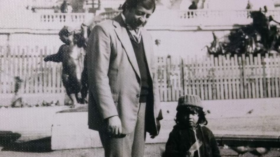 Mi papá y yo. En la otra foto, mi hija y yo. En ambos casos, allá lejos y hace tiempo.