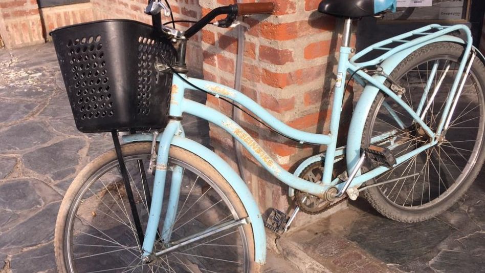 Accidente de tránsito entre un auto y una bicicleta