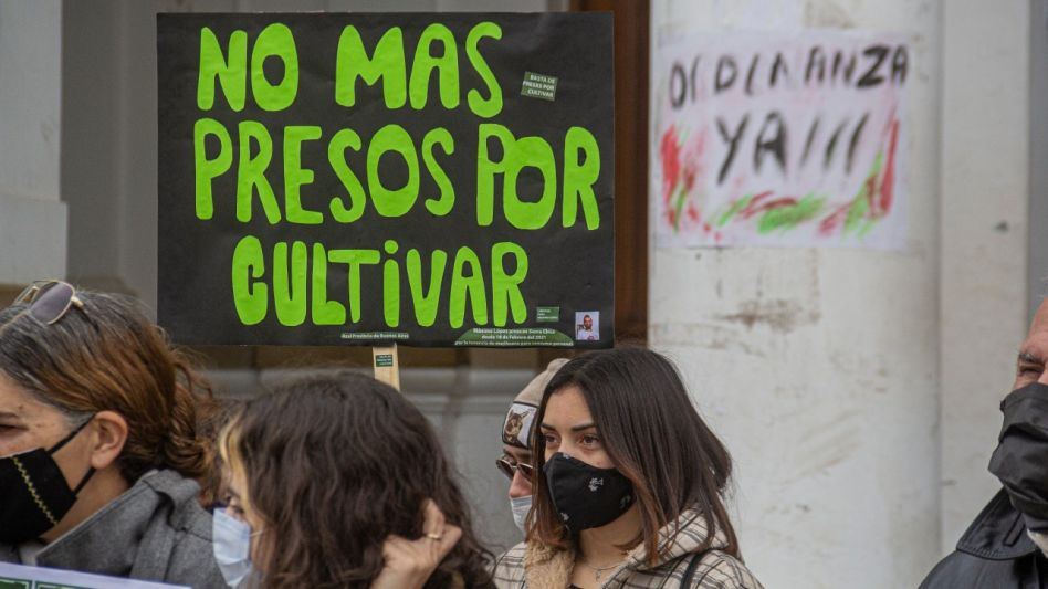 Con un importante acompañamiento de la comunidad se llevó adelante la movilización para pedir la liberación de un comerciante azuleño y de todos los presos por cultivar cannabis.    NICOLAS MURCIA