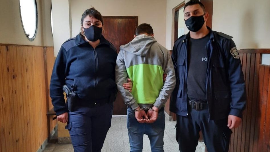 El acusado de estos hechos es un albañil que transitoriamente, a la espera de un cupo para su traslado a una unidad penal, está detenido en la Seccional Primera.  EPDS AZUL/PBA