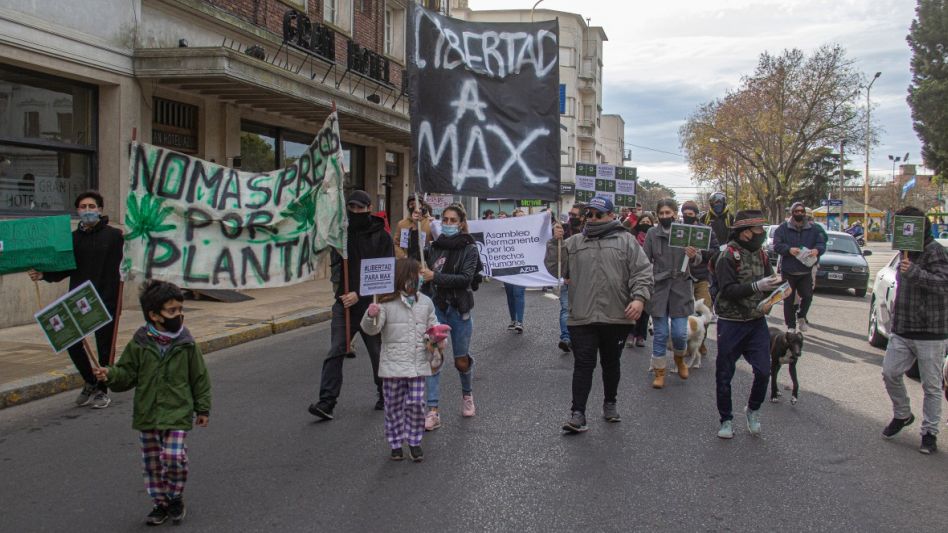 La marcha por Máximo López cuando comenzaba sobre calle Colón, minutos más tarde la columna llegó a la puerta del Palacio de Tribunales y luego a la Fiscalía General.  NICOLAS MURCIA