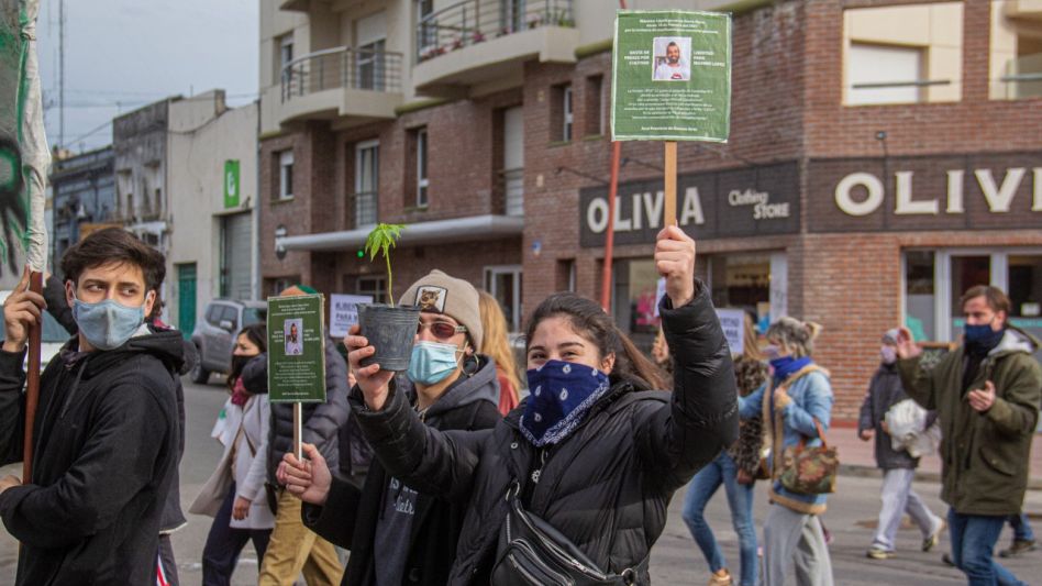 Amigos, familiares, cultivadores y usuarios de cannabis, acompañaron la marcha el viernes pasado.