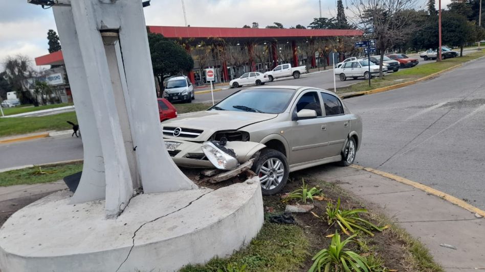 Chocaron, agredieron a la policía y fueron aprehendidos