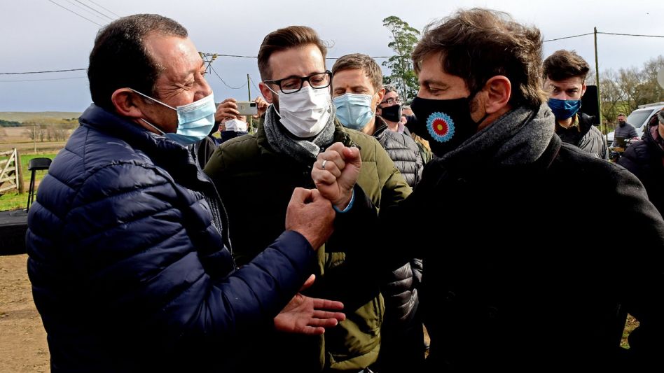 Marini -acompañado por el responsable del archivo fotográfico César Marini- estuvo en Tandil con el gobernador Kicillof. PRENSA MUNICIPALIDAD DE BENITO JUÁREZ
