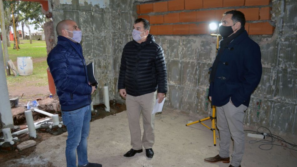 La obra según explicaron contempla la instalación sanitaria y eléctrica, grifería, cloacas, bachas, veredas y sistema antivandálico.    PRENSA MUNICIPAL