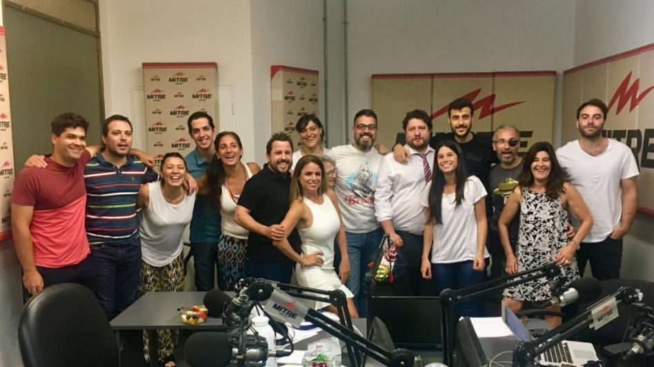 Juana y sus compañeros de trabajo en un día habitual de radio. GENTILEZA JUANA BUGALLO