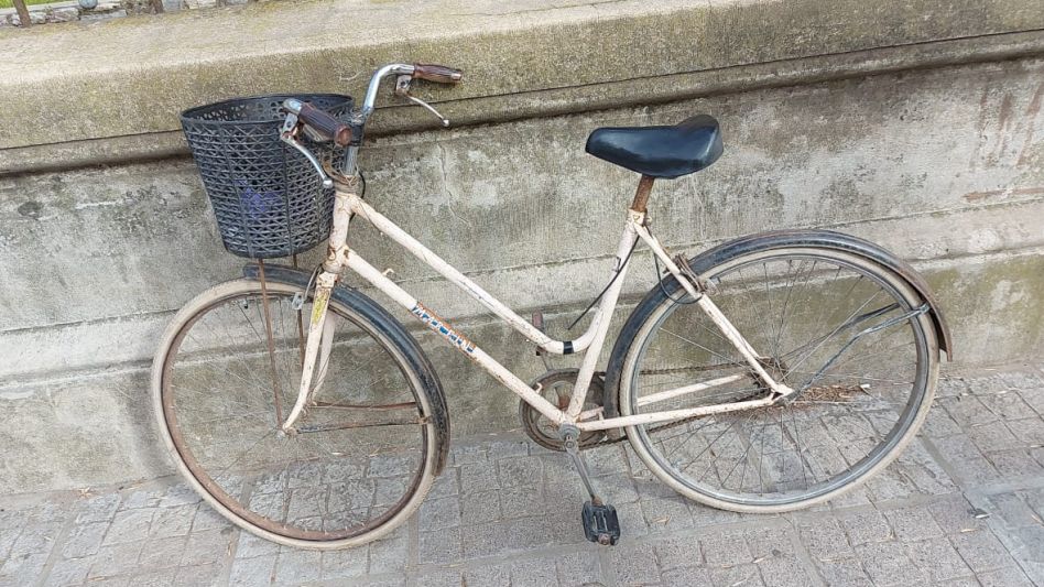 Minutos después de la hora diez de hoy jueves se produjo este siniestro vial. Una bicicleta y una camioneta, los rodados involucrados. FOTOS: CPA/PBA