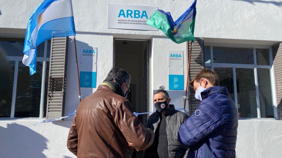 El director ejecutivo de ARBA, Cristian Girard; el intendente de Alem, Carlos Ferraris; y el diputado provincial, Alberto Conocchiari.