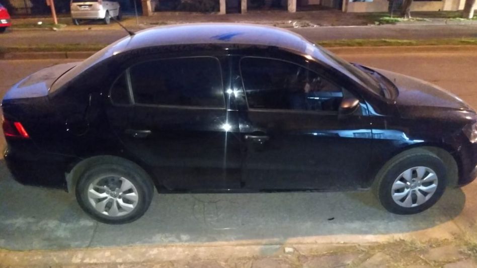 Tras impactar con la moto que guiaba la víctima, el adolescente que guiaba el auto se dio a la fuga. El siniestro vial sucedió este viernes en 25 de Mayo y Rivas. FOTOS: CPA/PBA