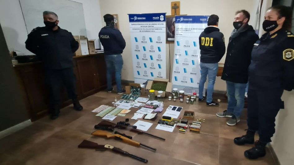 Importantes cantidades de marihuana y cocaína se secuestraron en este procedimiento. El ex policía que fue arrestado será indagado hoy sábado. FOTOS Y VIDEOS: EPDS AZUL/PBA