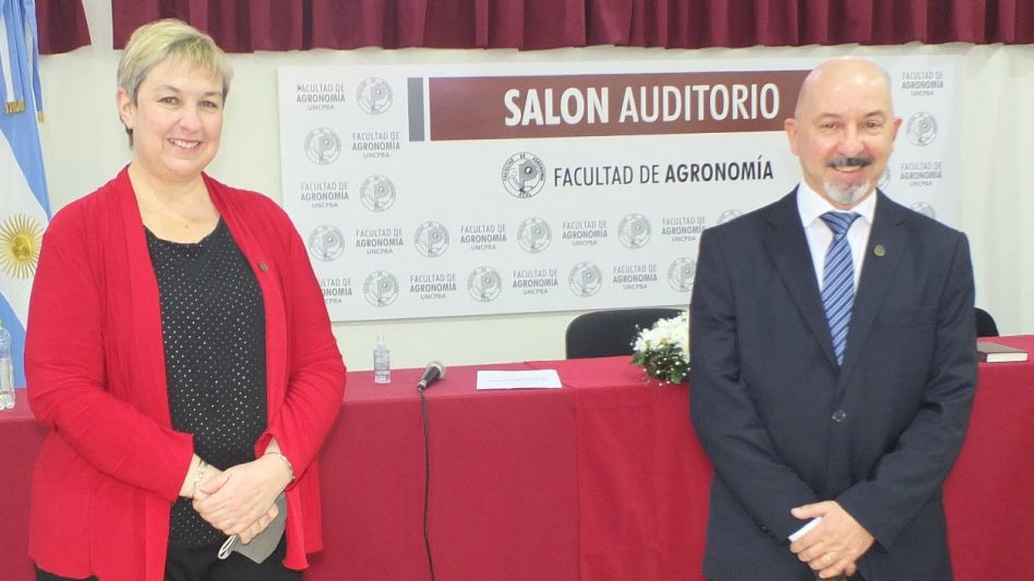 Cabe destacar que este acto fue realizado en el marco de los protocolos vigentes, en virtud del contexto de pandemia. El mismo fue transmitido en vivo a través del canal de YouTube de la Facultad.