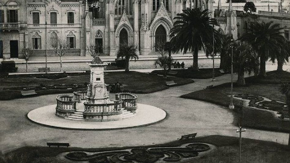 En la Plaza Colón hubo por muchos años luego de que fueran retiradas las mal llamadas Nereidas-, hubo un basamento que nunca tuvo el busto o estatua planeados.