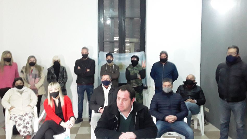 El concejal Nicolás Cartolano realizó el anuncio acompañado por integrantes de la agrupación política Evita Capitana.    AGUSTÍN SCALCINI