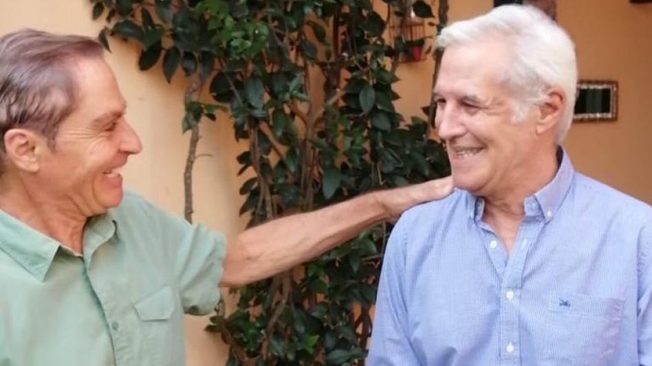 Con mi hermano. Nos queremos y respetamos  mucho. No necesitamos hablar ni vernos muy seguido.