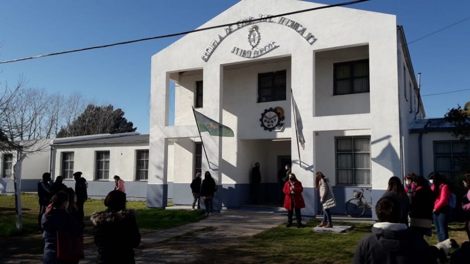 La comunidad educativa de la Escuela Técnica  Nº 1 se concentró para pedir por la obra de gas