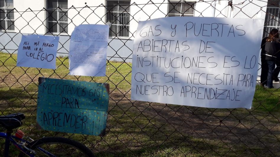 La comunidad educativa de la Escuela Técnica  Nº 1 se concentró para pedir por la obra de gas