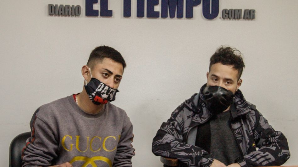 Uno de los referentes del grupo Jóvenes del Barrio San Francisco y con César Po quienes hablaron sobre el mural, entre otras cuestiones que competen al barrio.  ANGIE DÍAZ JACQUOT  