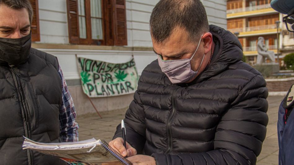 Los cultivadores y usuarios de cannabis se reunieron con una legisladora local y lograron que Hernán Bertellys les firme la nota donde le piden al legislativo que trate y apruebe la ordenanza.