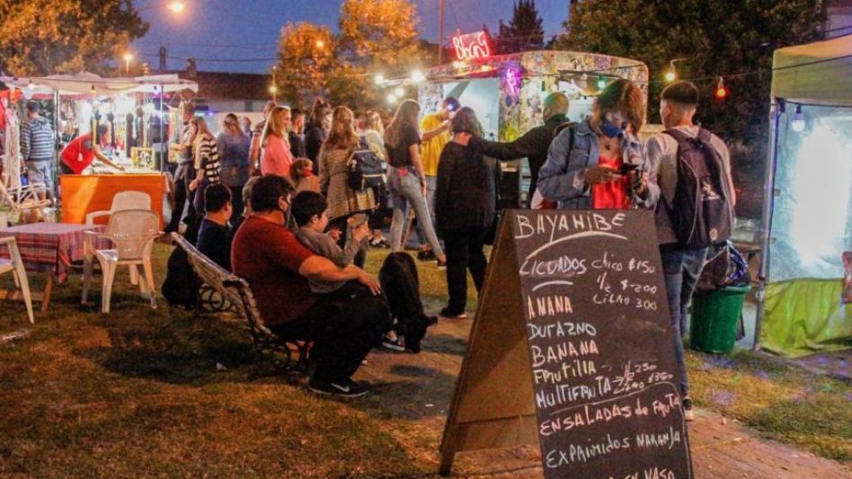 Vuelven los artesanos   a la Plaza Ameghino 