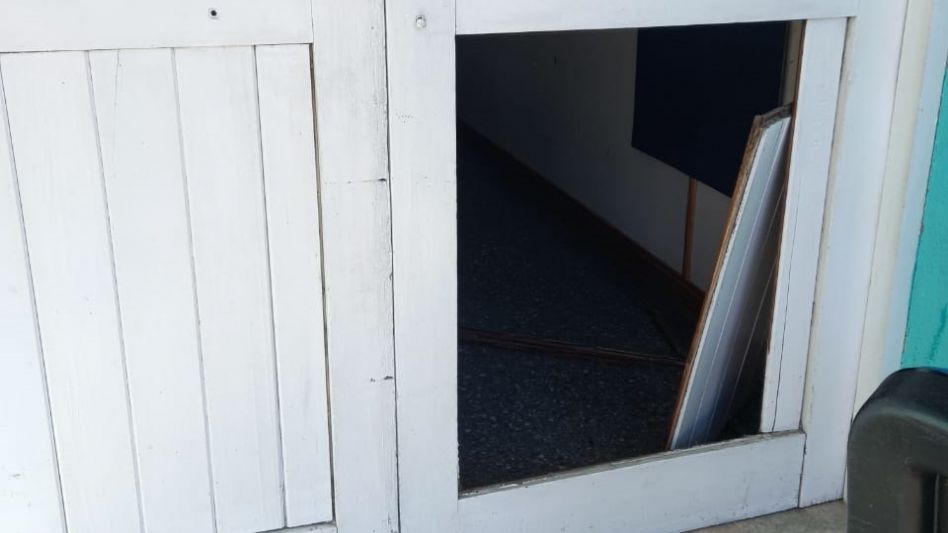 Uno de los paneles de una puerta de madera fue violentada por el o los autores de este hecho. Las computadoras robadas estaban en la Dirección del Jardín.  FOTO: VERÓNICA MONGAY