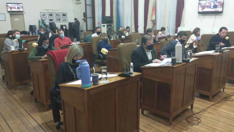 Los concejales azuleños sesionaron ayer de manera ordinaria por novena vez, desde que comenzó el período legislativo 2021.      ANGIE DÍAZ JACQUOT