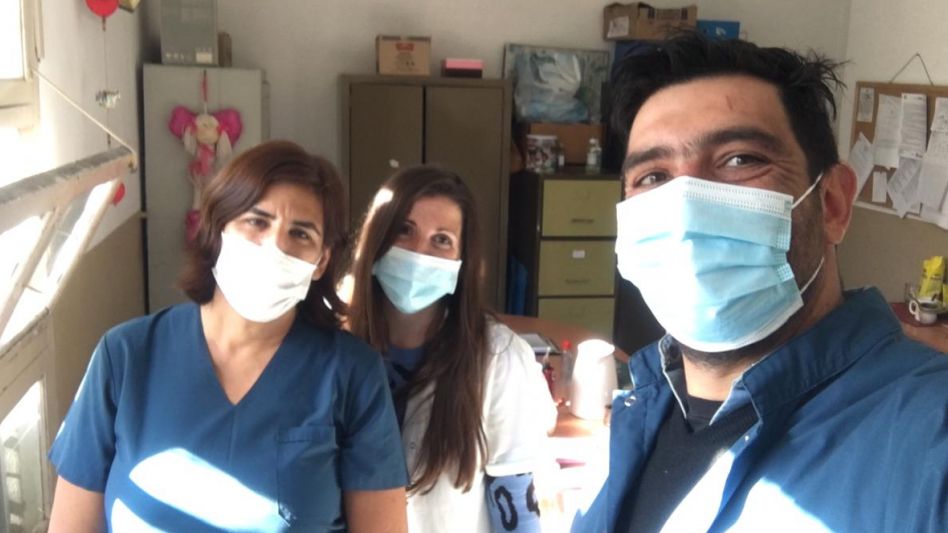 (De izquierda a derecha) Andrea, la protagonista de la nota junto a sus compañeros psicólogos del hospital, Verena y Gonzalo. 