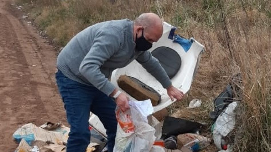 Un intendente revolvió la basura para hacer una denuncia