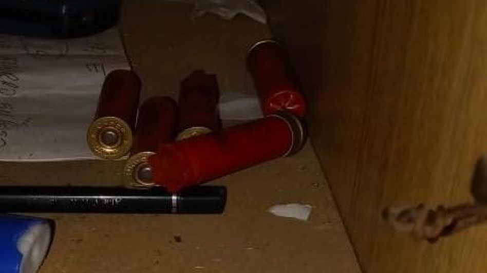 Proyectiles y marihuana fueron secuestrados durante allanamientos ordenados en el marco de la instrucción de una causa penal caratulada como ?abuso de armas?. FOTOS: SECCIONAL PRIMERA AZUL/PBA