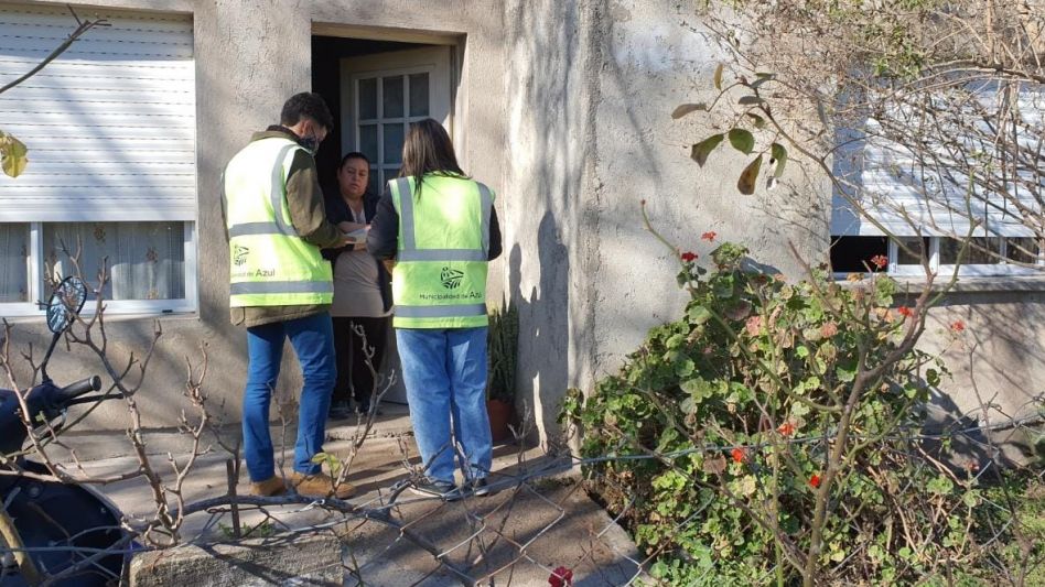Integrantes del grupo de voluntarios de la Comuna, recorrieron ayer los barrios Urioste y Del Carmen para informarles a los vecinos sobre el programa de pavimentación en esos sectores. PRENSA MUNICIPA