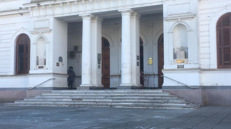 La comuna reemplazará los bustos del frente municipal que fueron vandalizados