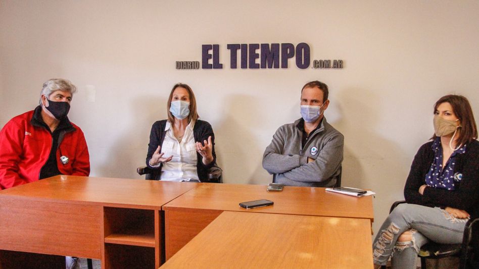 Los integrantes del espacio político Podemos Azul, Pablo Fernández, Natalia Colomé, Juan Louge y Agustina Bauché cuando dialogaron con este diario. ANGIE DÍAZ JACQUOT
