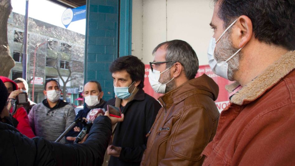 En la puerta de la posta de vacunación ubicada en San Martín y 25 de Mayo se realizó la rueda de prensa de autoridades sanitarias. GUILLERMO FITTIPALDI/PRENSA FDT AZUL