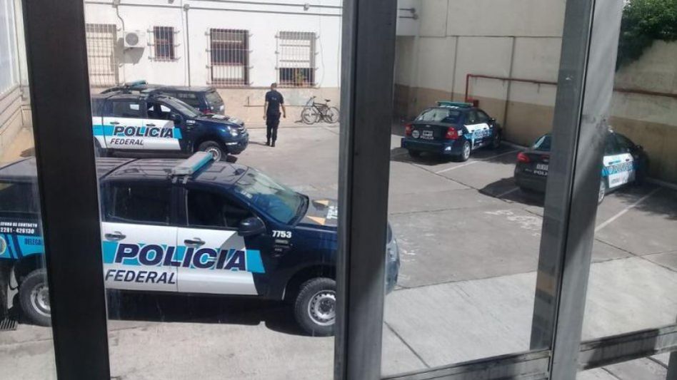La imagen data de diciembre de 2019, cuando la mayoría de los imputados que tiene esta causa, elevada a juicio recientemente, habían sido trasladados a sede judicial para que fueran indagados. ARCHIVO